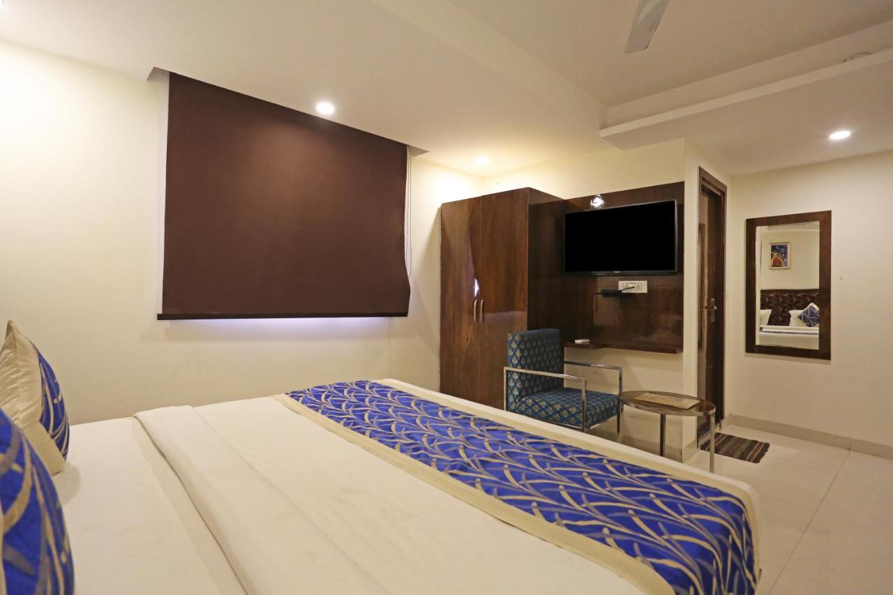Hotel Emblem Suites- Near Delhi Airport New Delhi Buitenkant foto