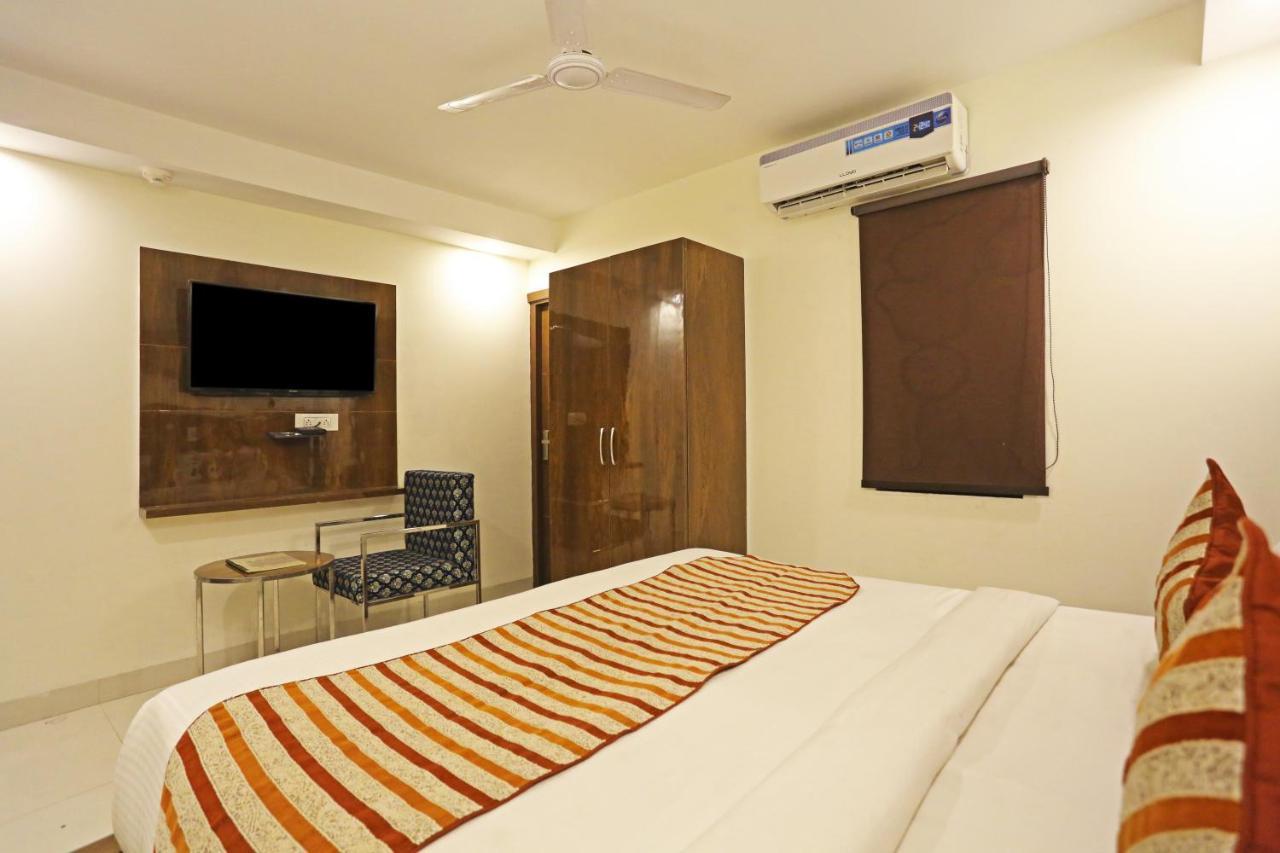Hotel Emblem Suites- Near Delhi Airport New Delhi Buitenkant foto