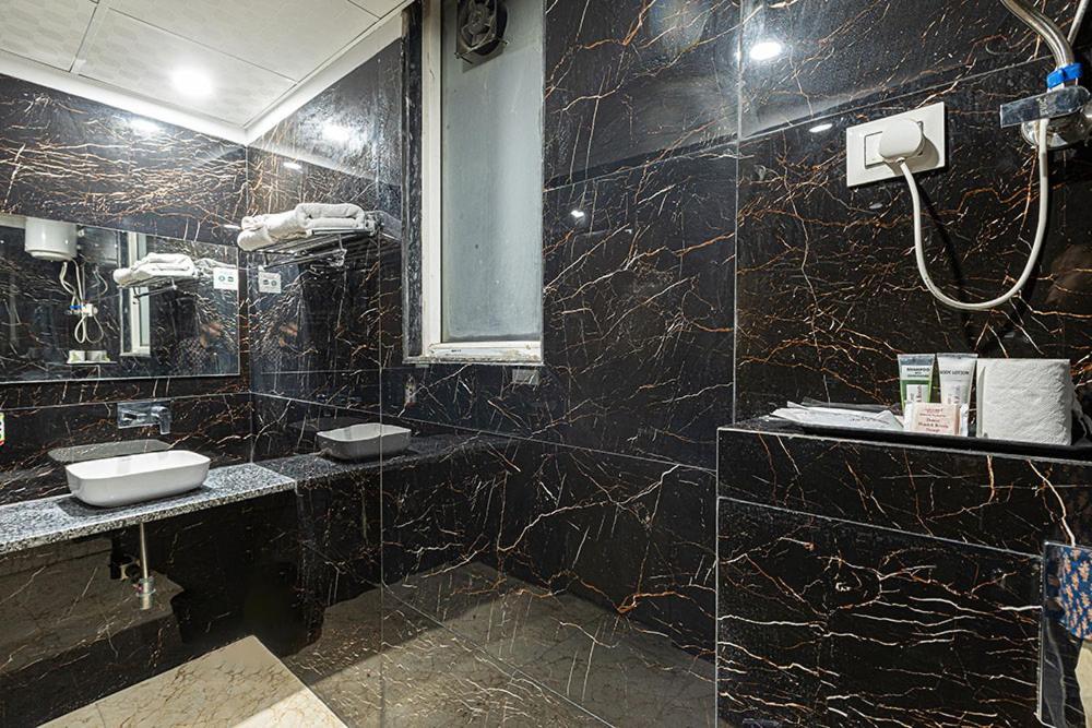 Hotel Emblem Suites- Near Delhi Airport New Delhi Buitenkant foto