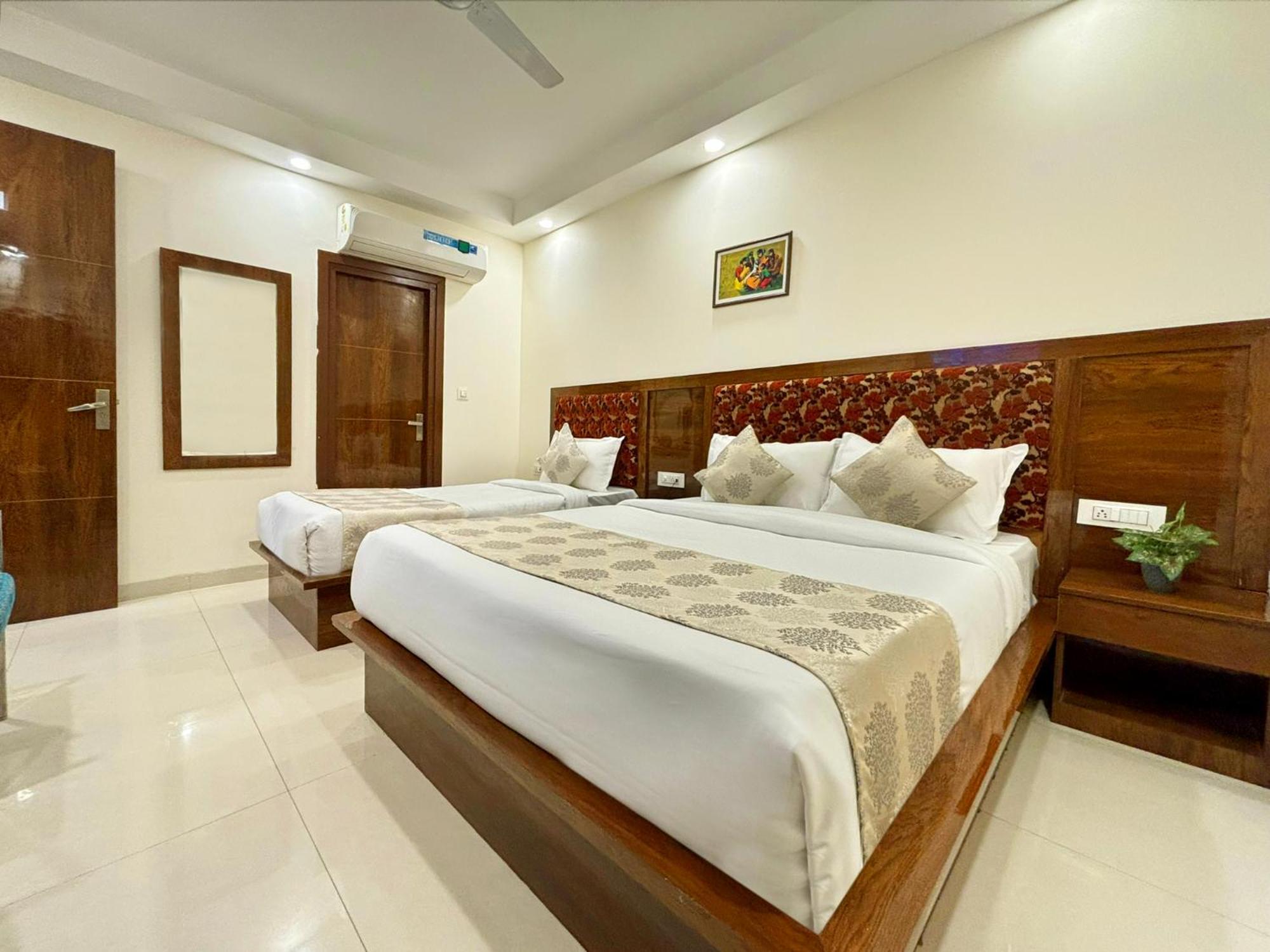 Hotel Emblem Suites- Near Delhi Airport New Delhi Buitenkant foto