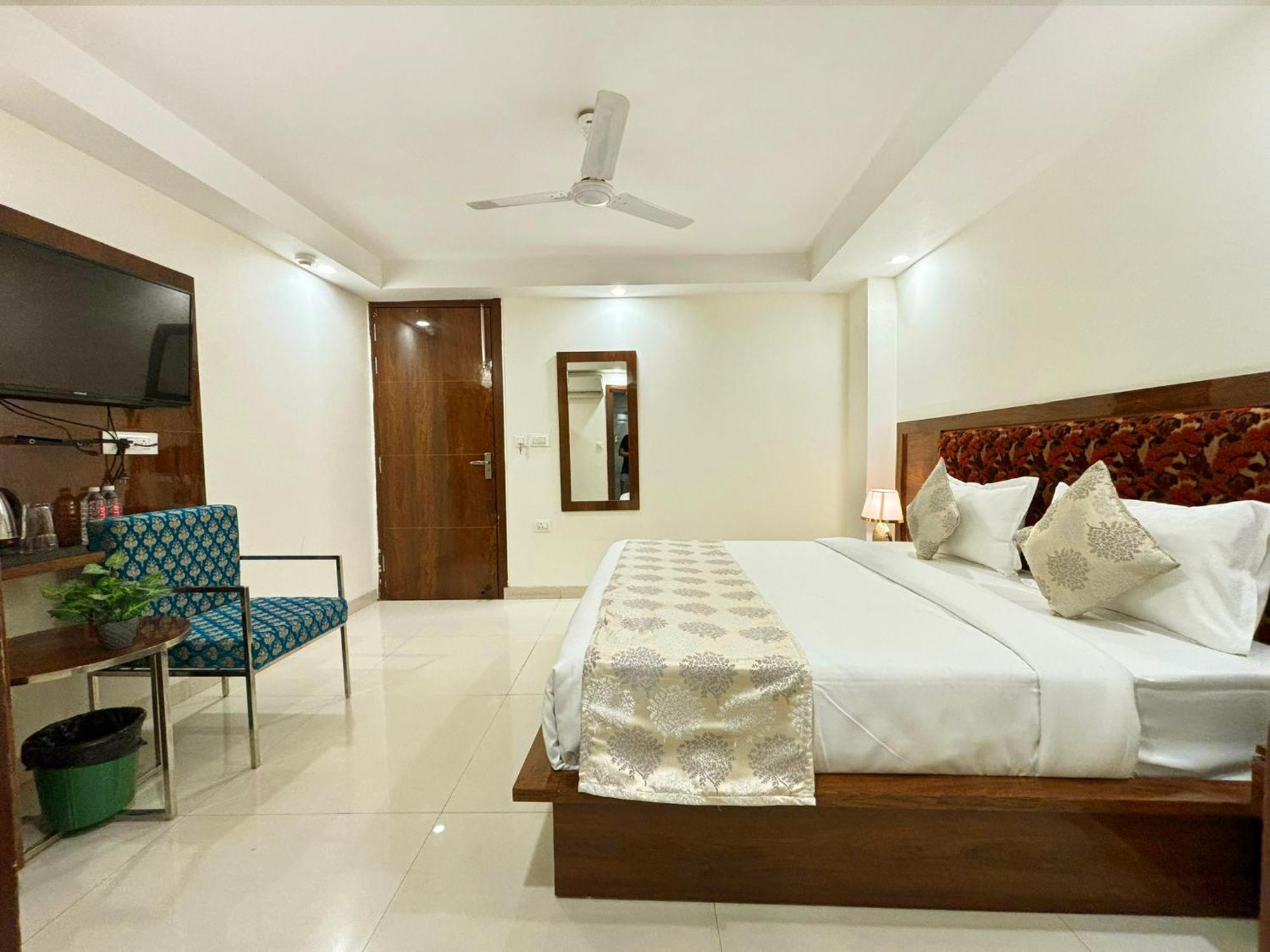 Hotel Emblem Suites- Near Delhi Airport New Delhi Buitenkant foto