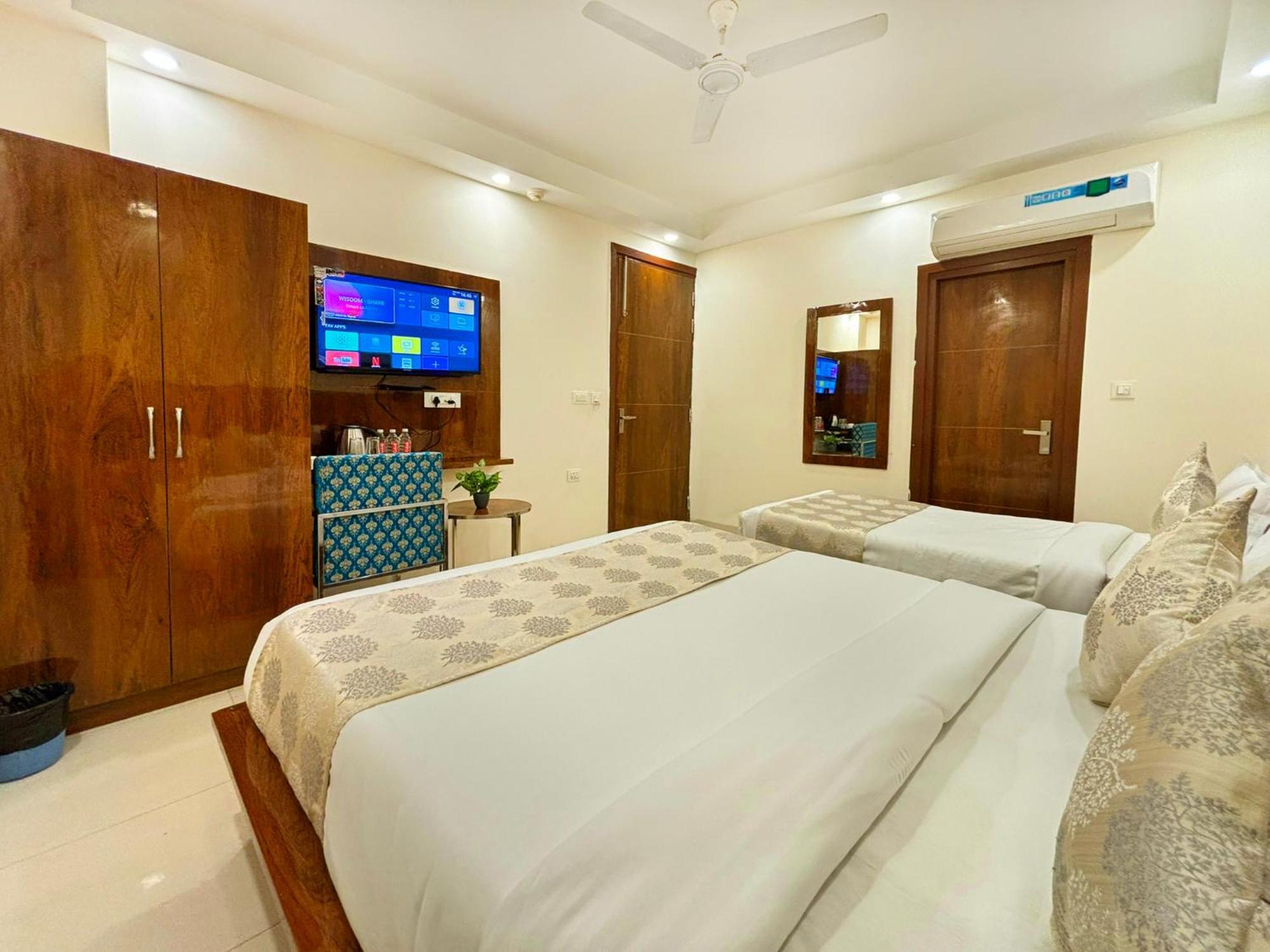 Hotel Emblem Suites- Near Delhi Airport New Delhi Buitenkant foto