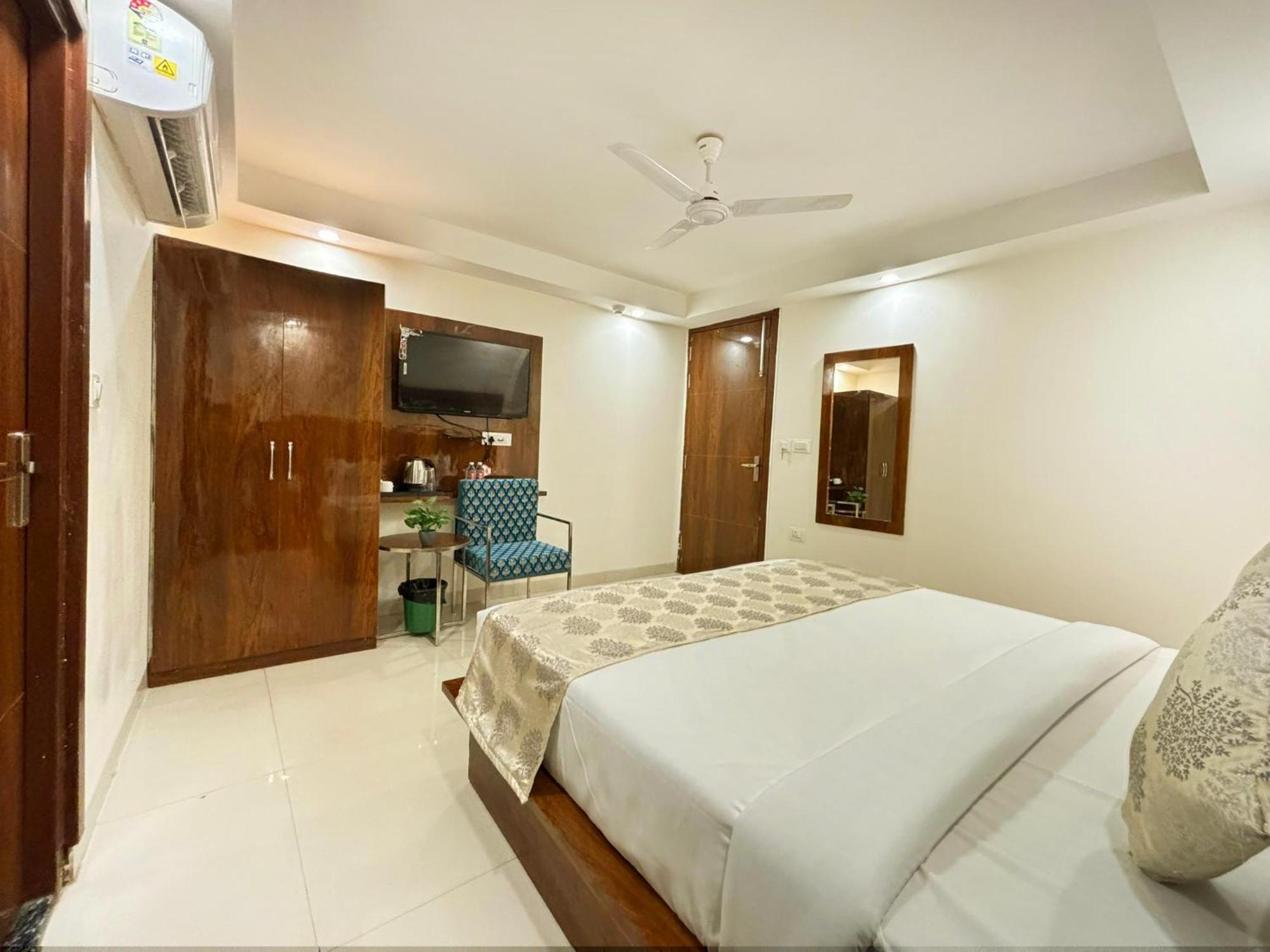Hotel Emblem Suites- Near Delhi Airport New Delhi Buitenkant foto