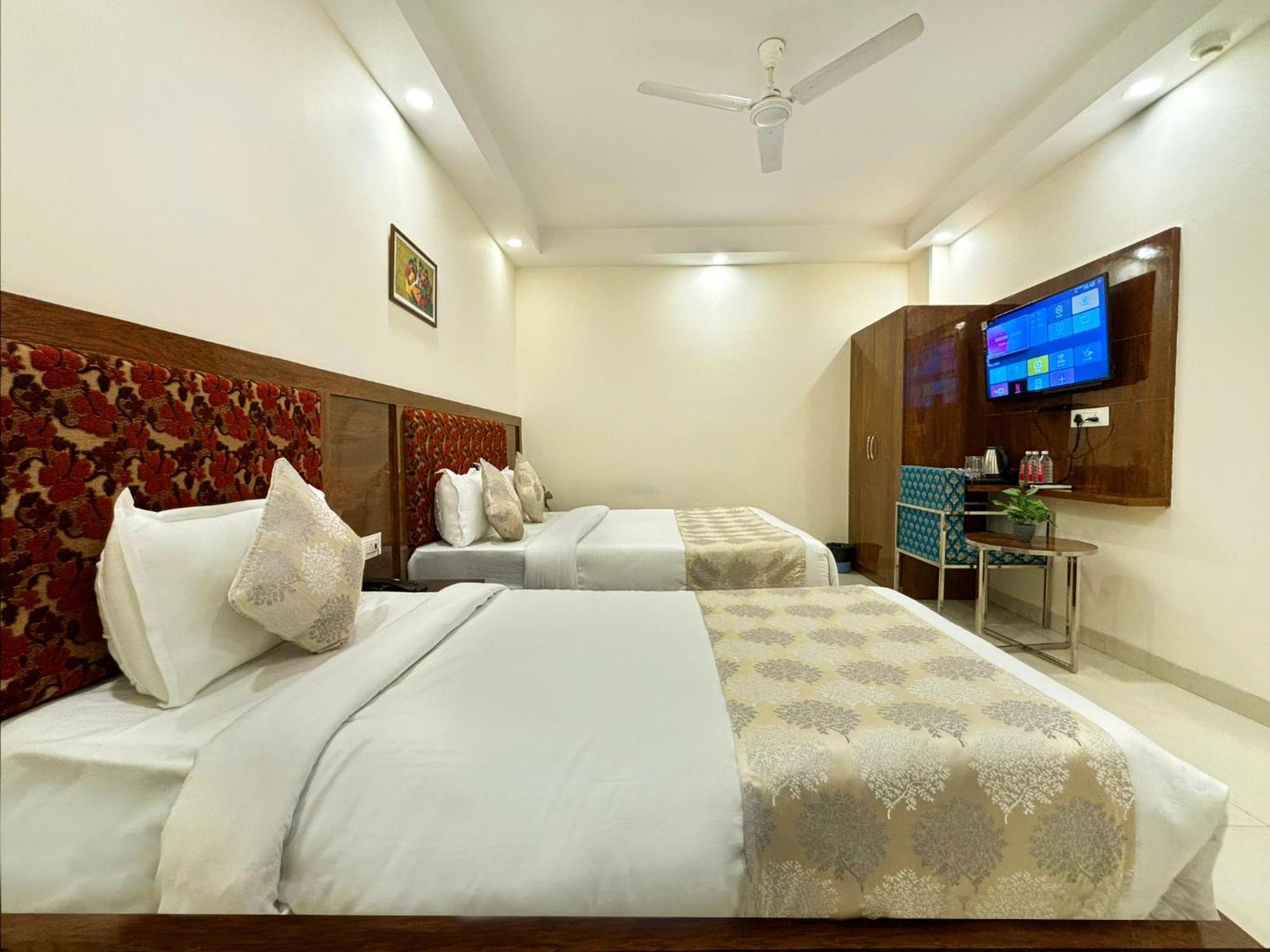 Hotel Emblem Suites- Near Delhi Airport New Delhi Buitenkant foto