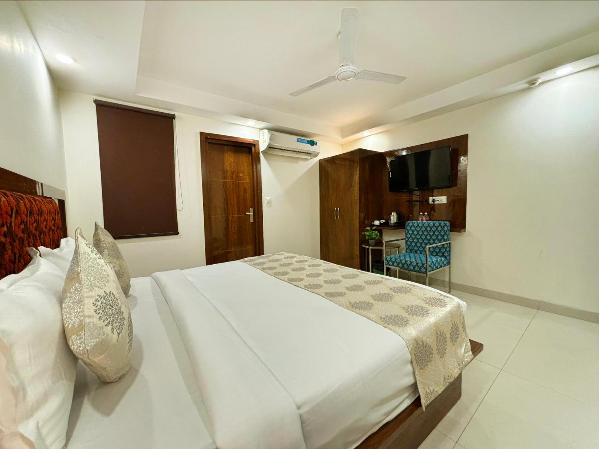 Hotel Emblem Suites- Near Delhi Airport New Delhi Buitenkant foto