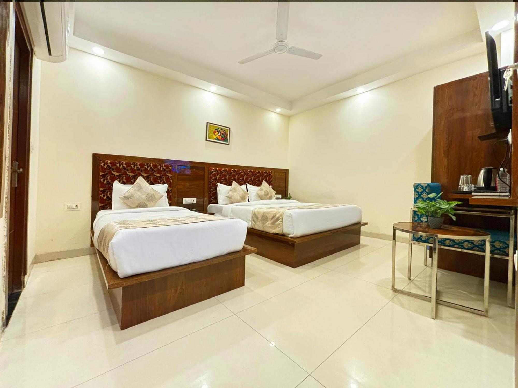 Hotel Emblem Suites- Near Delhi Airport New Delhi Buitenkant foto