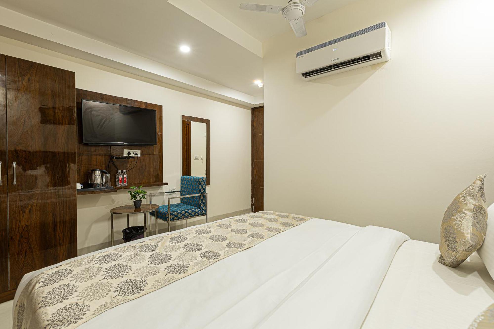 Hotel Emblem Suites- Near Delhi Airport New Delhi Buitenkant foto