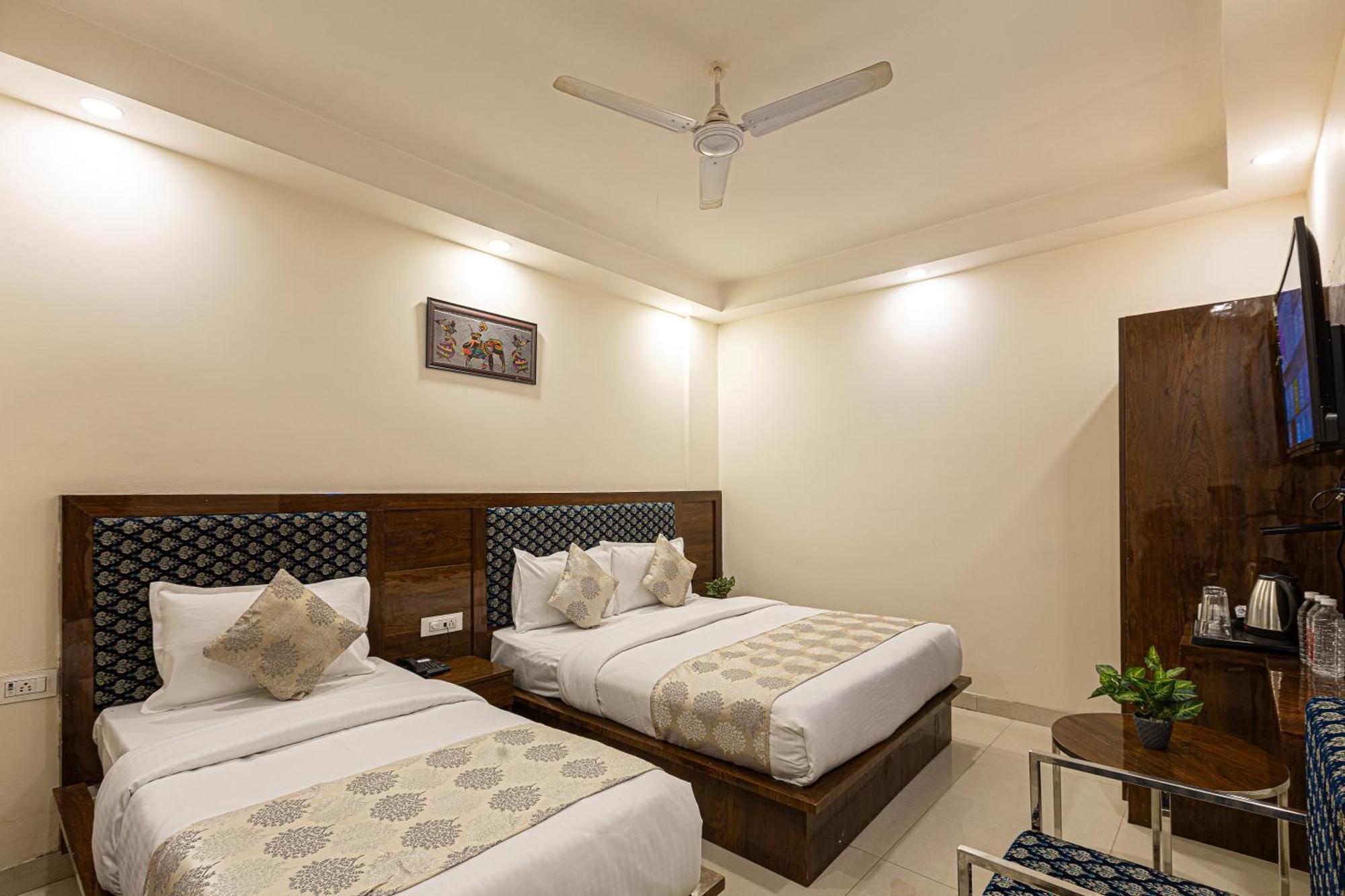 Hotel Emblem Suites- Near Delhi Airport New Delhi Buitenkant foto