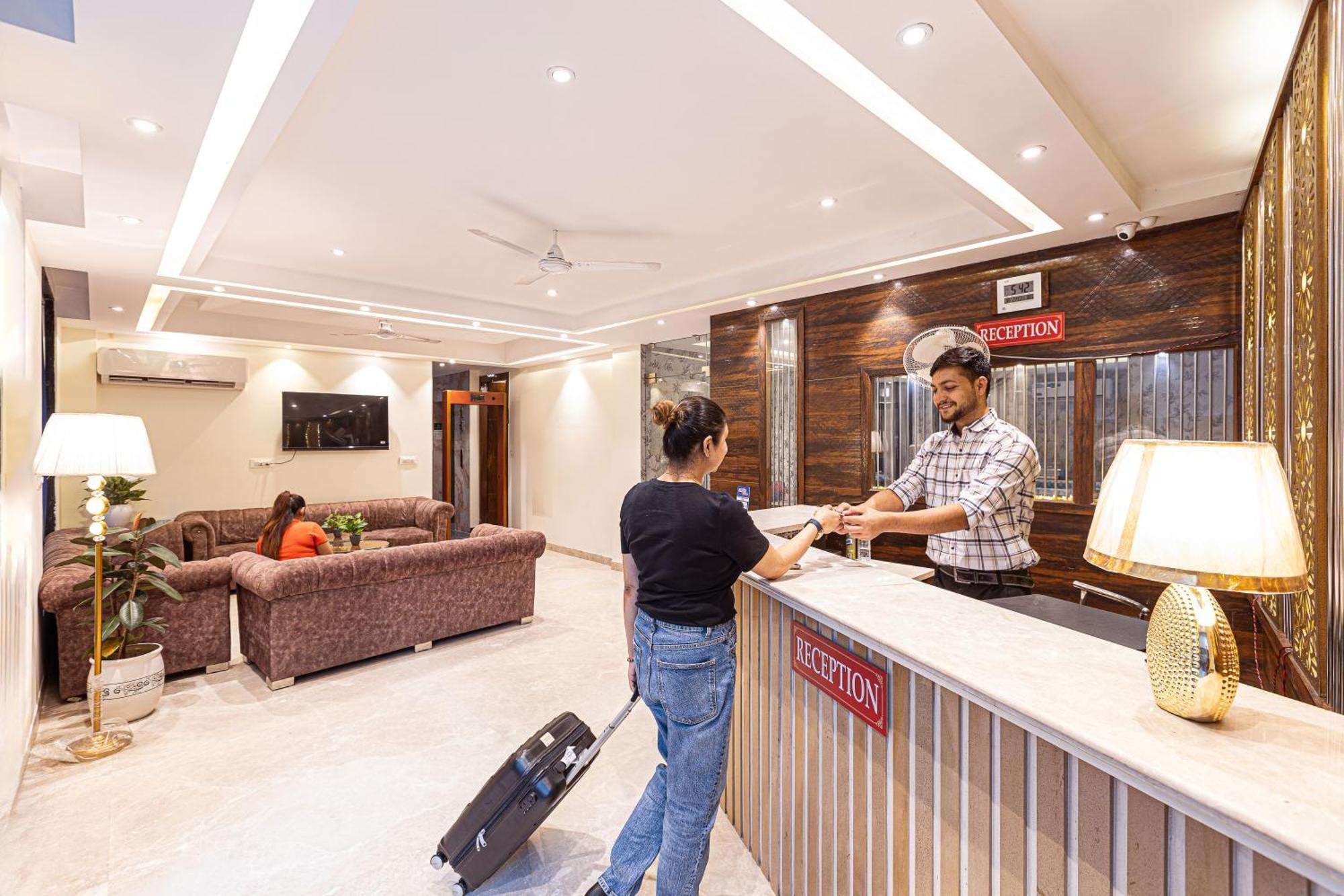 Hotel Emblem Suites- Near Delhi Airport New Delhi Buitenkant foto