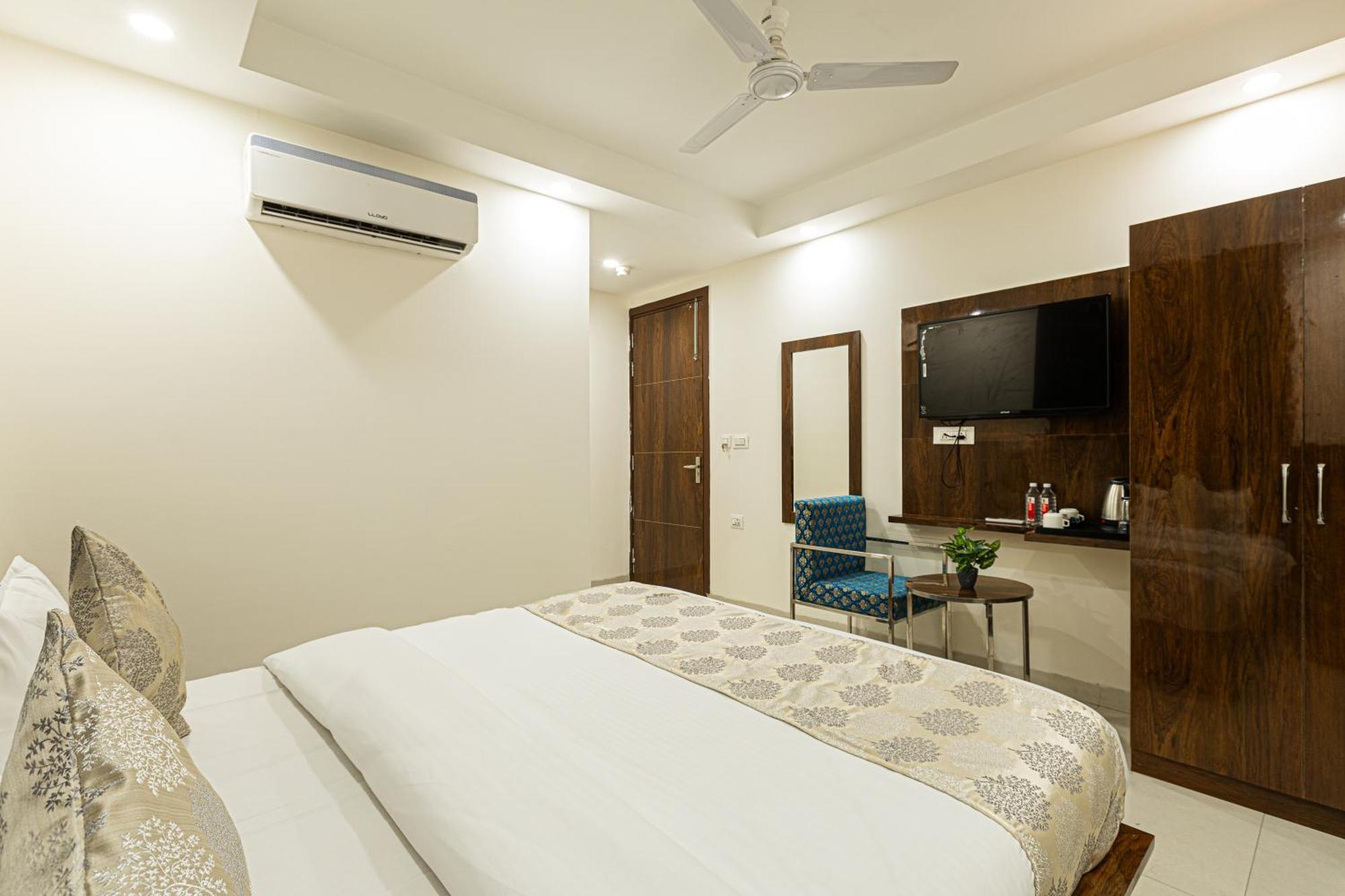 Hotel Emblem Suites- Near Delhi Airport New Delhi Buitenkant foto