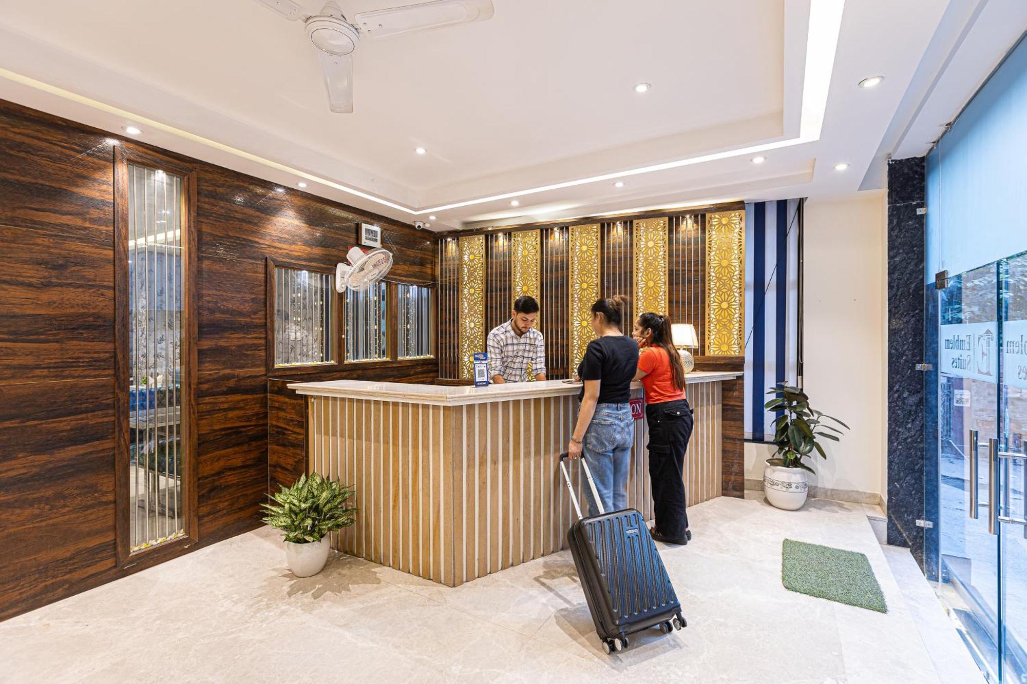 Hotel Emblem Suites- Near Delhi Airport New Delhi Buitenkant foto