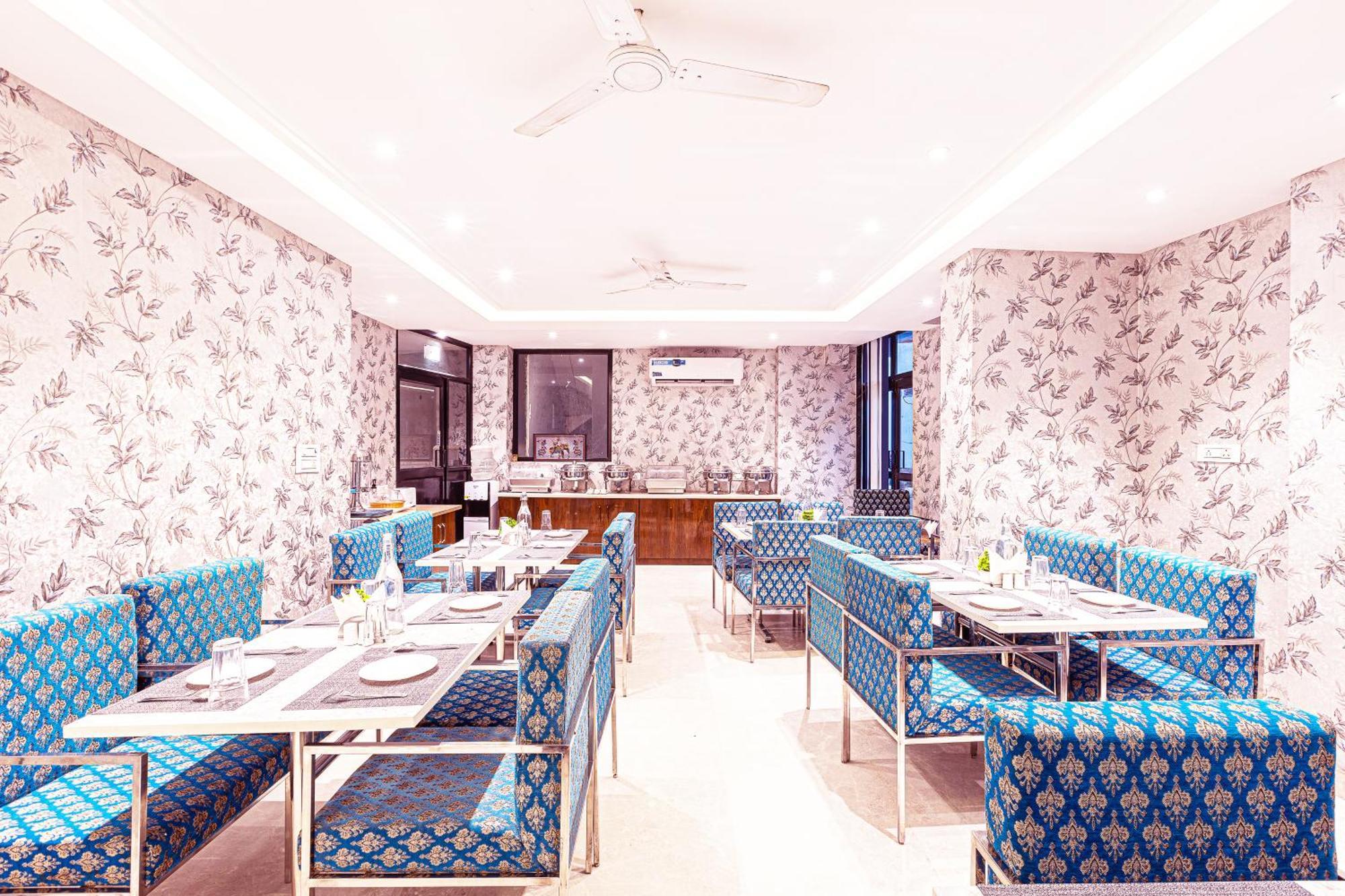 Hotel Emblem Suites- Near Delhi Airport New Delhi Buitenkant foto